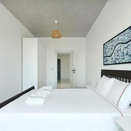 別荘 Beautiful Bright Modern 2bd2bath Poolgym! #219 *