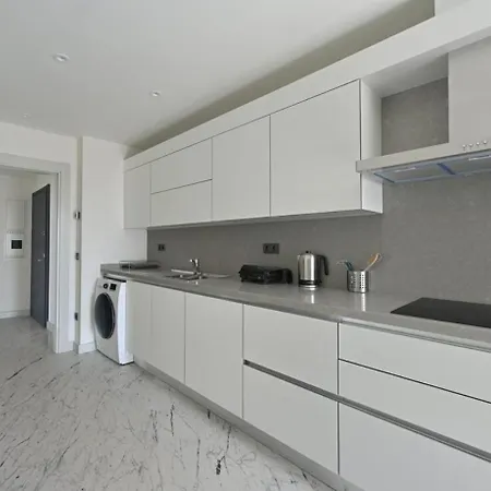 Beautiful Bright Modern 2bd2bath Poolgym! #219 * イスタンブール