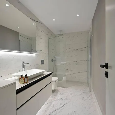 Apartmán Cool Airy Modern 2bd2bath Parkingpoolgym! #219 *